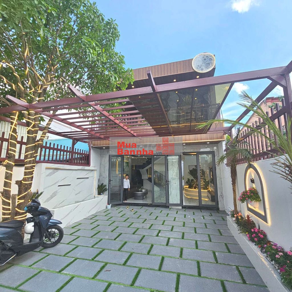 NHÀ SÂN VƯỜN RỘNG RÃI WIU TRƯỚC MẶT TIỀN HẺM WIU SAU SÔNG MÁT MẼ.