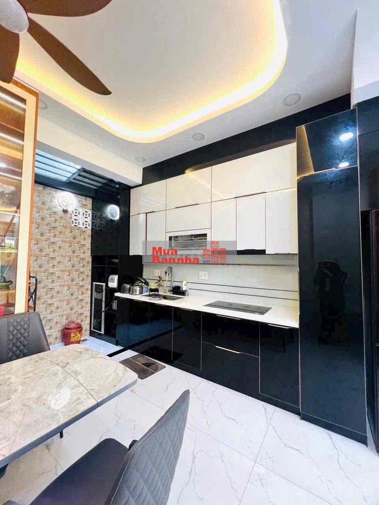 Bán nhà 1 trệt 2 lầu 4 phòng ngủ full nội thất đối diện Vinhomes