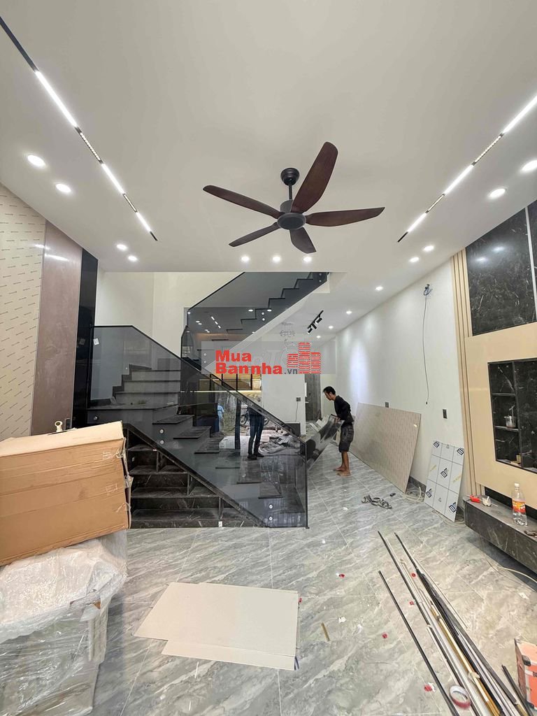 nhà 2 tầng mới xây dựng