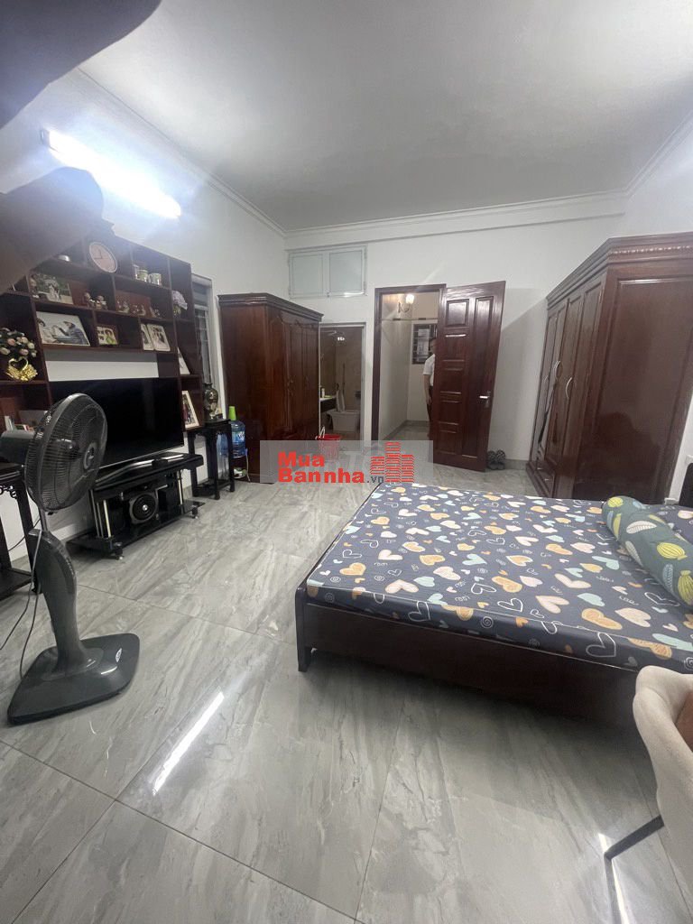 Phố Thanh Am, dân xây 42m2-6T-m.tiền rộng-thang máy-tương lai mở đường