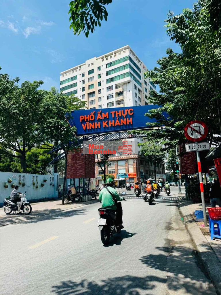 XE TẢI 2 CHIẾC ĐỖ TRƯỚC NHÀ ĐÊM NGÀY- CÁCH MẶT TIỀN 1 CĂN NHÀ NHỎ🏡 H