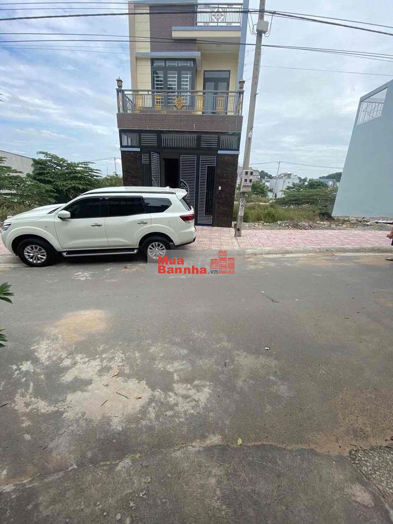 Nhà phố có sân rộng để xe hơi