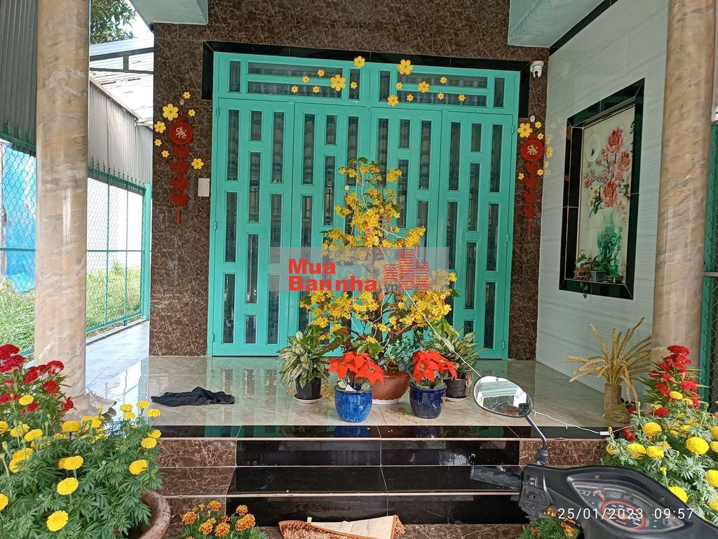 Nhà có sân đậu xe hơi tại Long Tân