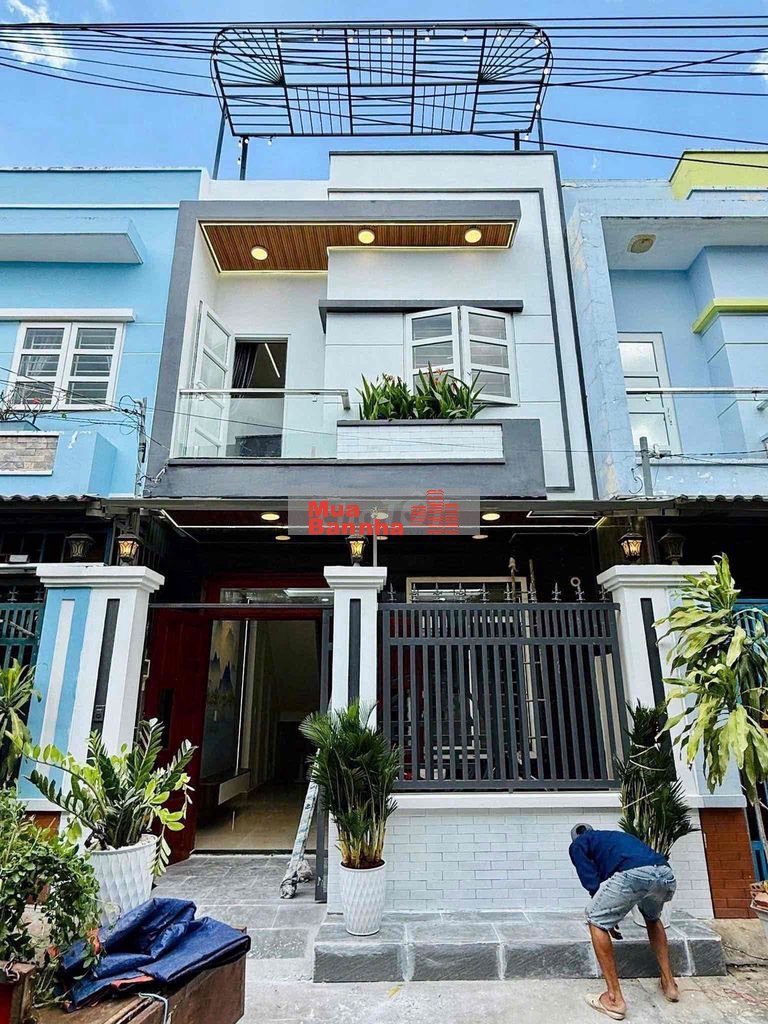 Làm ăn bán gấp nhà Hoàng Ngân. Phường 16. Quận 8. Giá 3 tỷ 990.