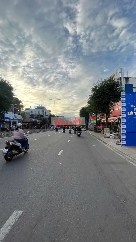 Bán nhà MTKD Lê Trọng Tấn, DT 4mx18m,cấp 4, Gần Toyota, ĐH Công Thương