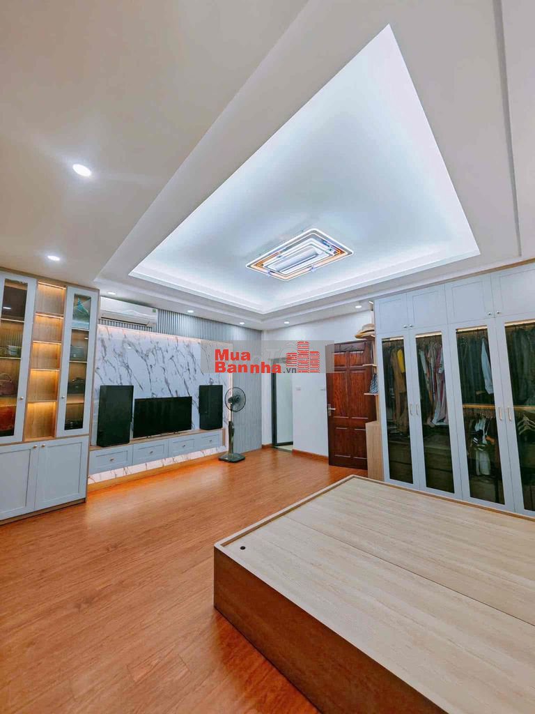 Siêu phẩm! Đông Tác, thang máy, 20m ra phố, ngõ rộng nông,39m x 5T mới