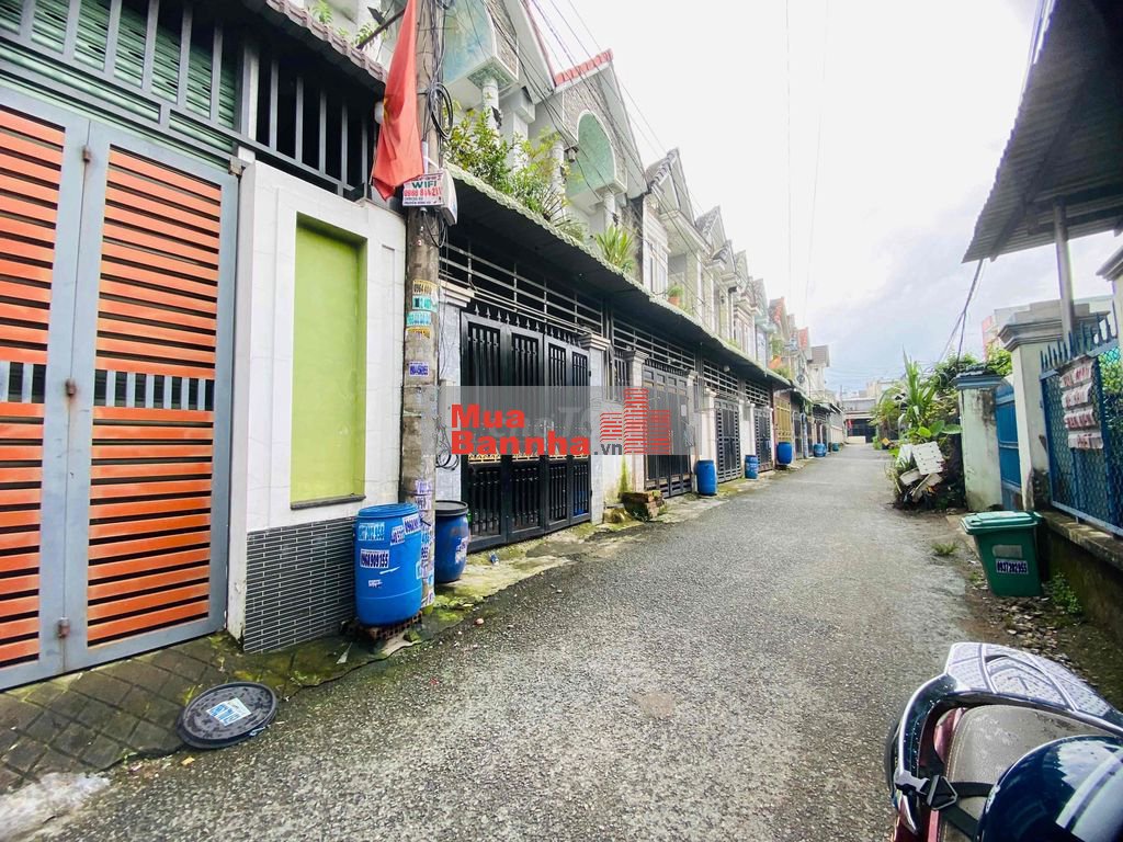 Nhà Hoàn Công, 3p ngủ, Sân xe hơi, Đ thông. Gần Bigc