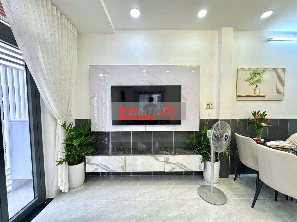 Nhà gần Đầm Sen, ngay ngã 4 bốn xã, hẻm xe hơi , tặng nội thất mới .