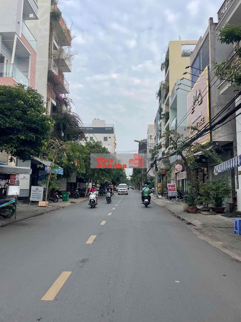 ngang 9m,góc 2MT đường lê văn lương..Giá 25tỷ