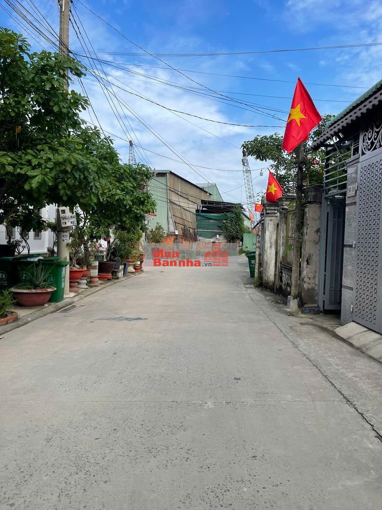 Nhà phố kề quốc lộ 13 đường thông gần ngả tư Bình Phước