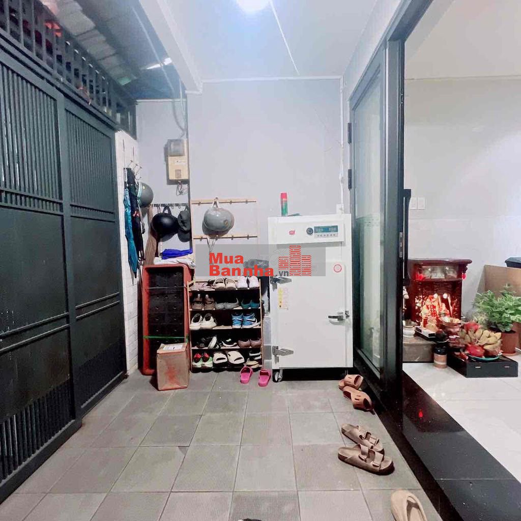 Nhà 3 tấm , Bến Vân Đồn , Ngang 4.9 dài 15.8 , Giá 9.4 tỷ.