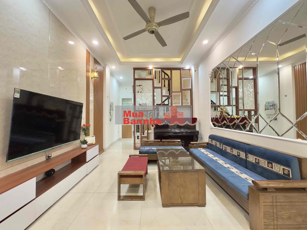 Bán gấp nhà Hoàng Văn Thái, 45m2, ô tô đỗ cổng, nhà đẹp đủ nội thất