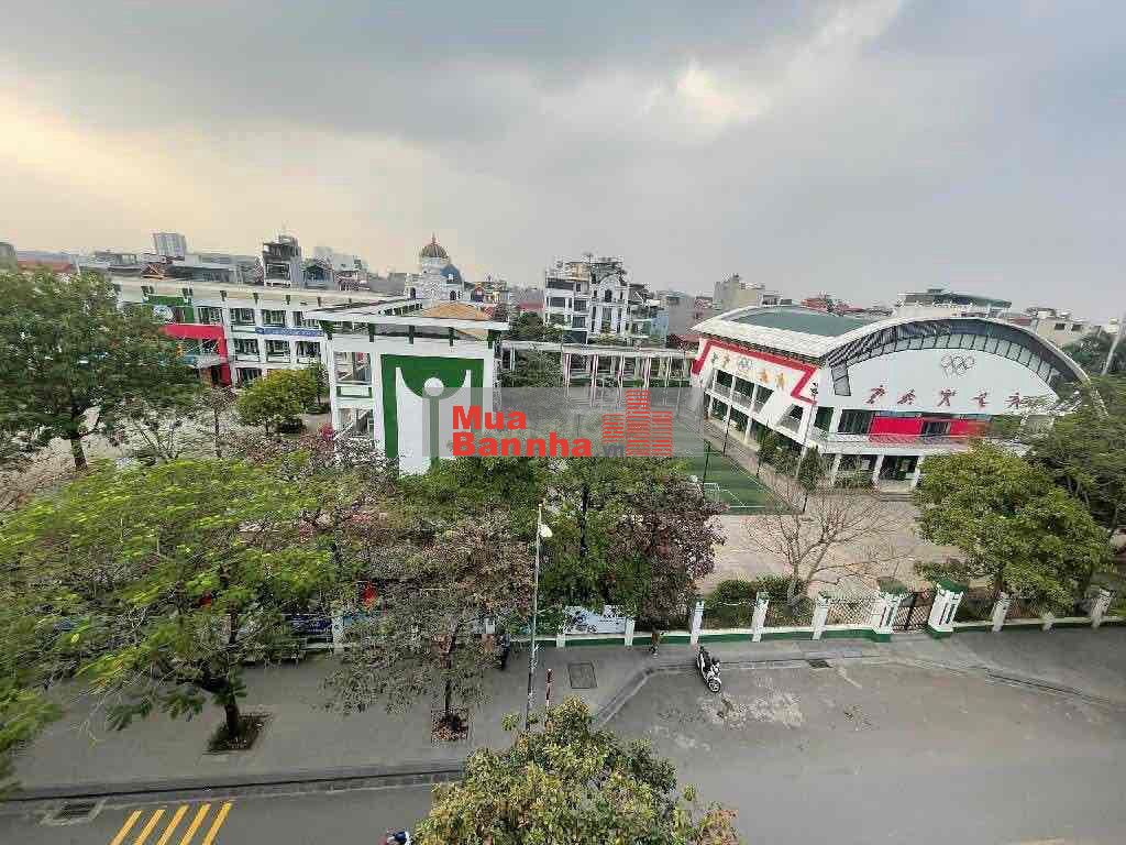 Trung tâm Việt Hưng khu phân lô Vỉa hè Ô tô tránh nhau ngày đêm