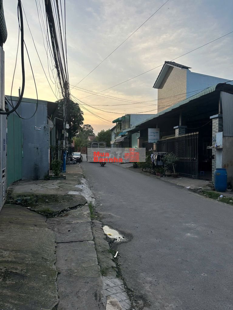 Nhà 2 tầng xe hơi ngủ trong nhà, sát MT đường chỉ 5.25 tỷ