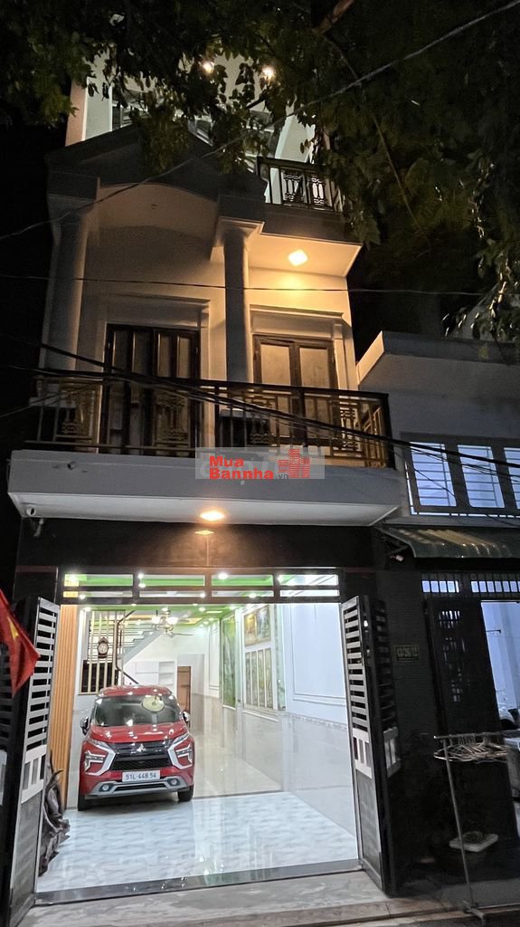 Bán nhà 2 lầu xe hơi đậu trước nhà. Đường nhựa 8m 3 xe hơi tránh nhau