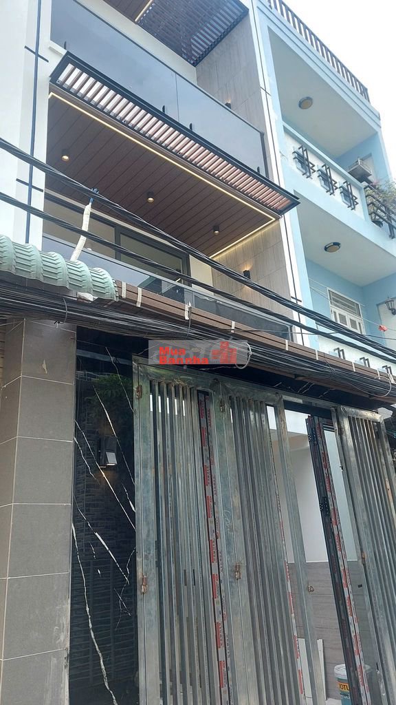 Một căn *** 3 tầng lầu 4Pn 5 WC oto đậu trước cửa giá 6ty2 có TL