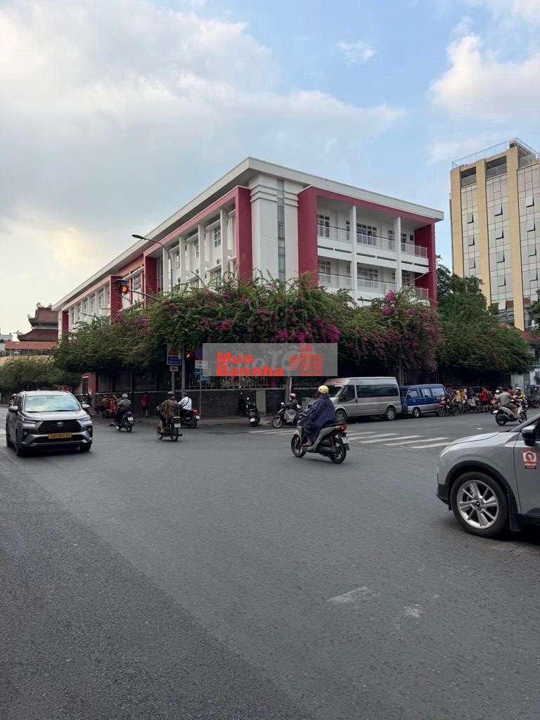 🏠Bán nhà, Đường cách mạng tháng tám, P 4 Tân Bình 18M2 giá: 3,1Tỷ TL