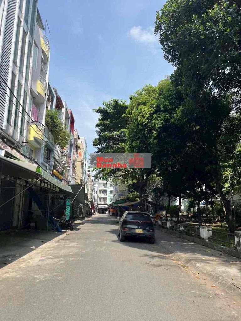 Nhà kinh doanh buôn bán ngay Quang Trung sầm uất