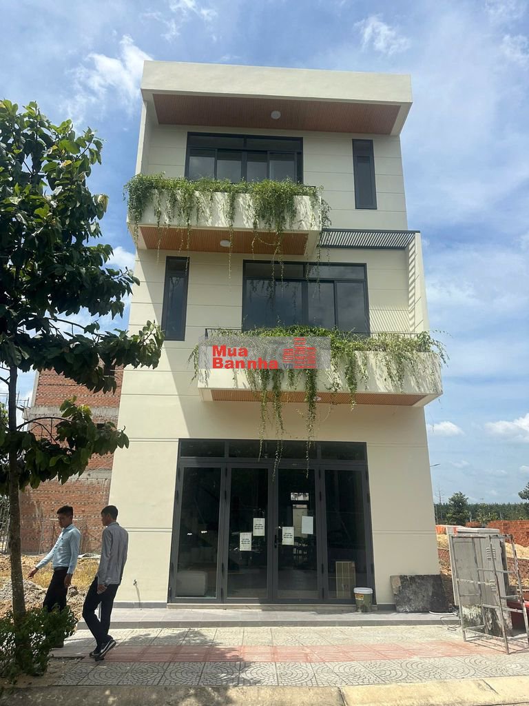 Kẹt Tiền đi Úc nên bán nhà MT đường DT747B -106m2-1 tỷ 825 3 PN - 3 WC