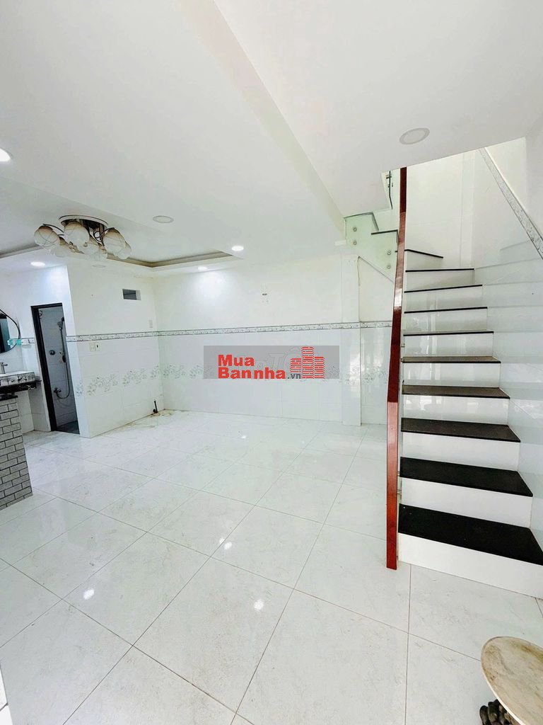 Bán nhà giá rẻ hẻm Âu Dương Lân Phường 3 Quận 8. Thuận tiện di chuyển