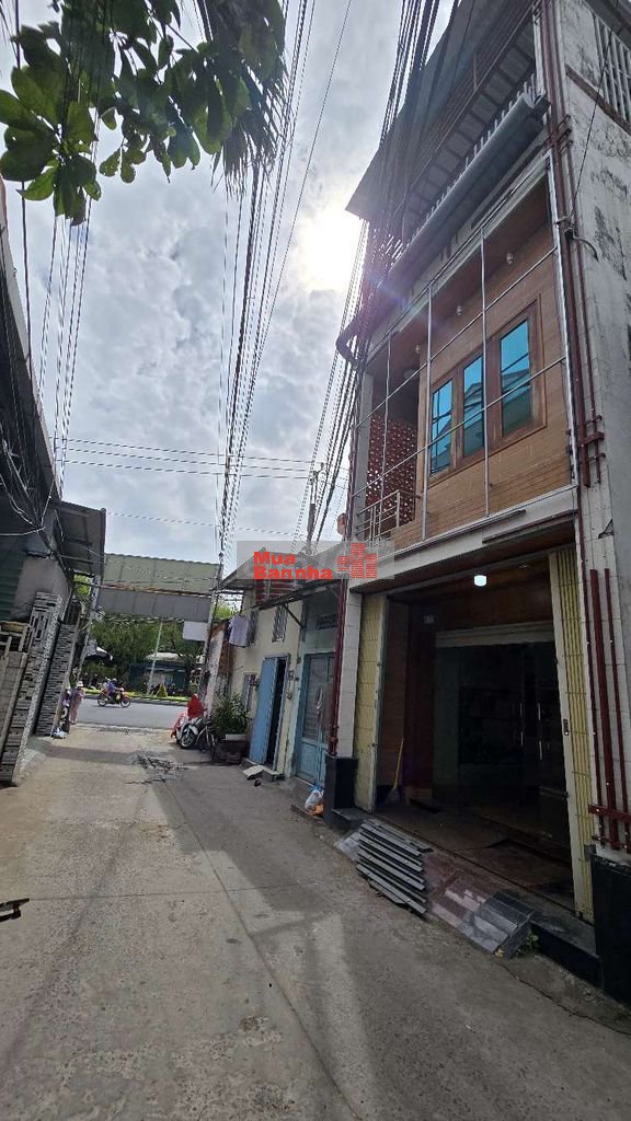 NHÀ 2 LẦU ĐẦU HẼM 558 ĐƯỜNG 30TH4