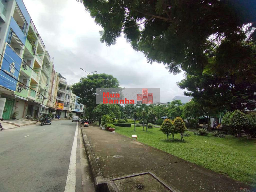 Bán nhà đường 64 KDC Bình Phú Q6 đối diện công viên