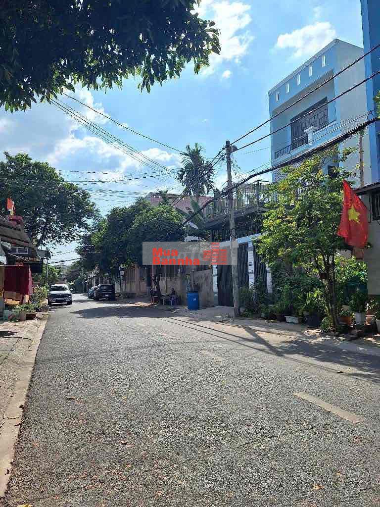 Bán đất tặng nhà cấp 4, mặt tiền đường rộng 8m, diện tích 100m2.