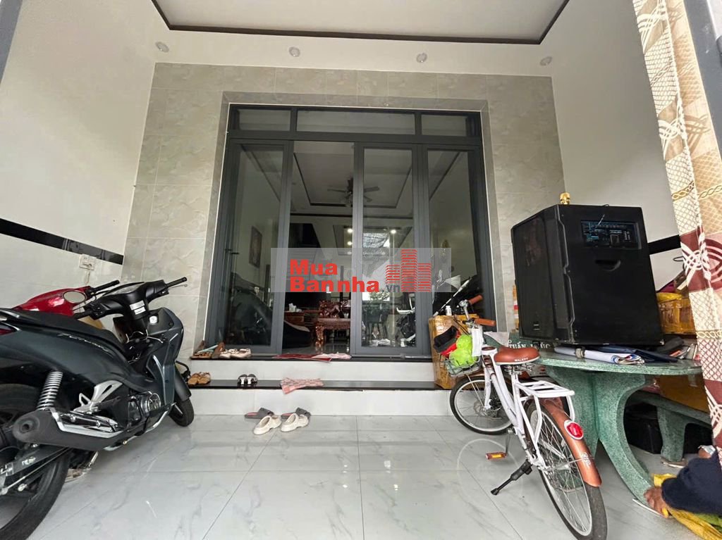 NHÀ PHỐ KDC LONG HẬU, DTSD: 160M2.