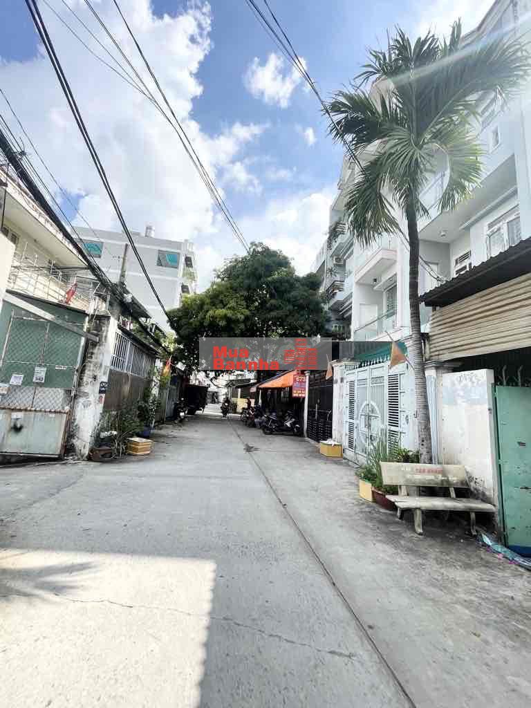 TÔI BÁN NHÀ NGÃ 4 BỐN XÃ 32.2M2 HẺM XE HƠI - 3 PN