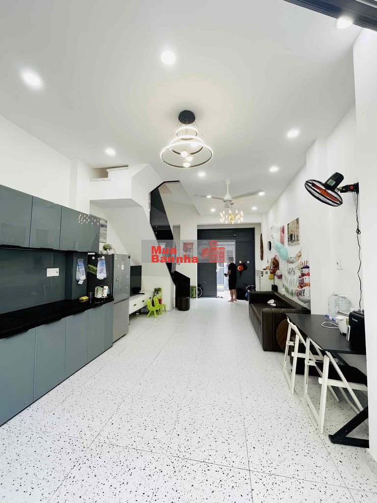 Nhà 3 Tầng, Cạnh Tên Lửa Aeon