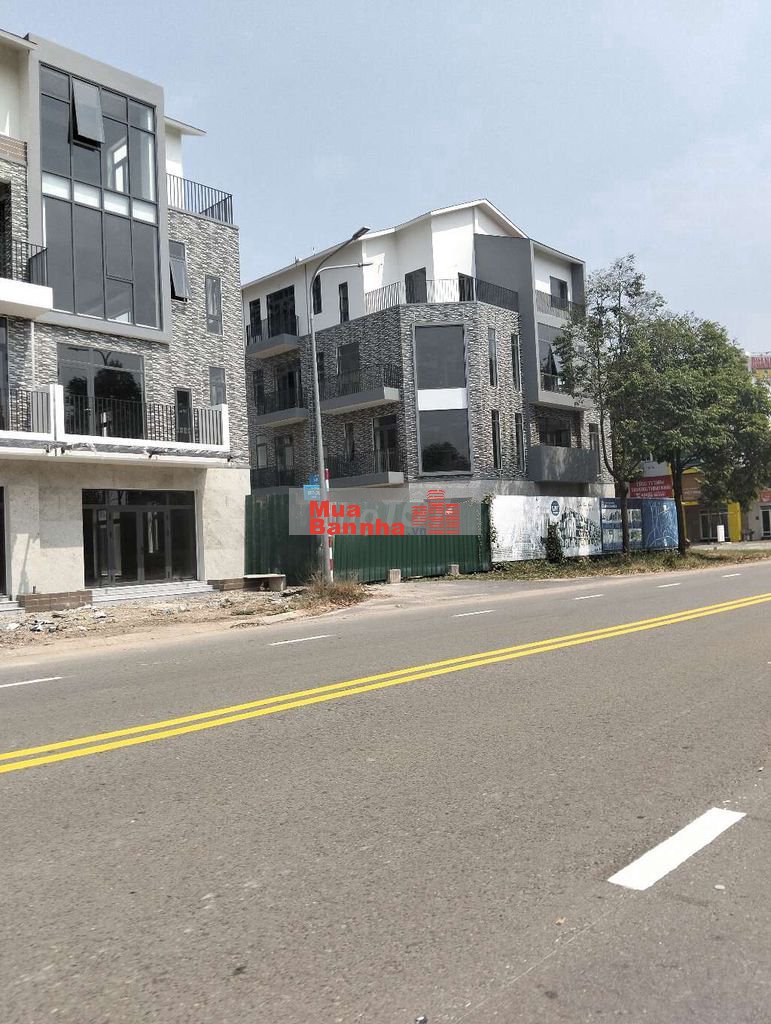 Bán nhà phố 2 mặt tiền 3 tầng ngay trung tâm thương mại thành phố mới