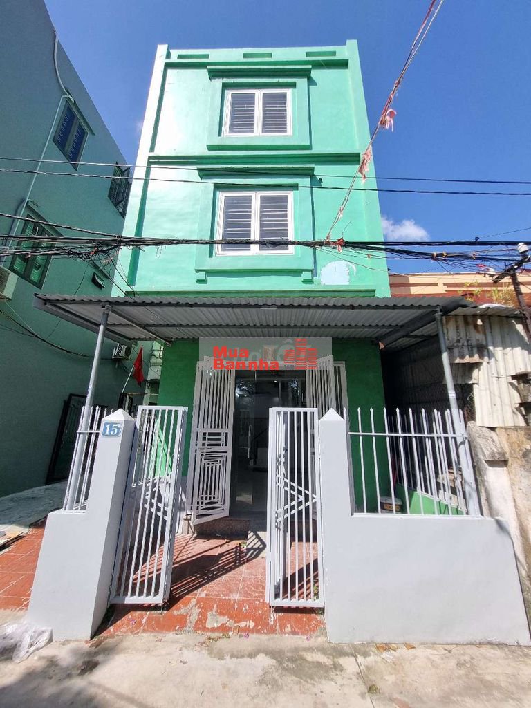 Nhà lô góc, gần cầu Rào. Ô tô vào trong nhà