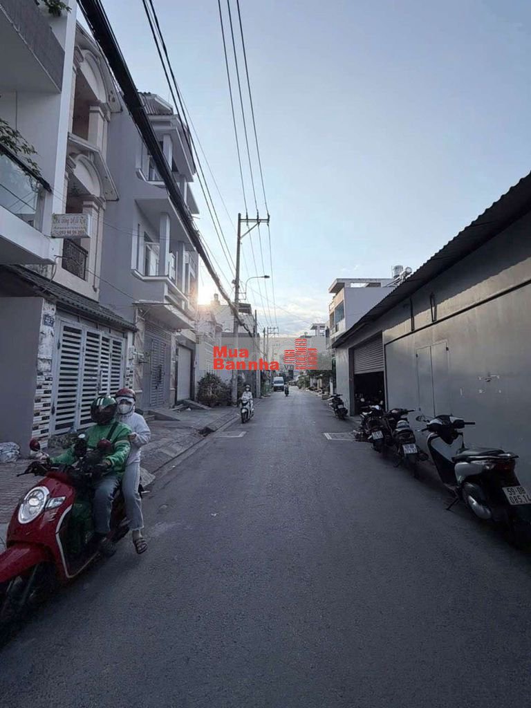 SIÊU PHẨM TIỆN XÂY MỚI ,GẦN EMART CHỢ ,HẺM XE HƠI THÔNG ,NHỈNH 6 TỶ