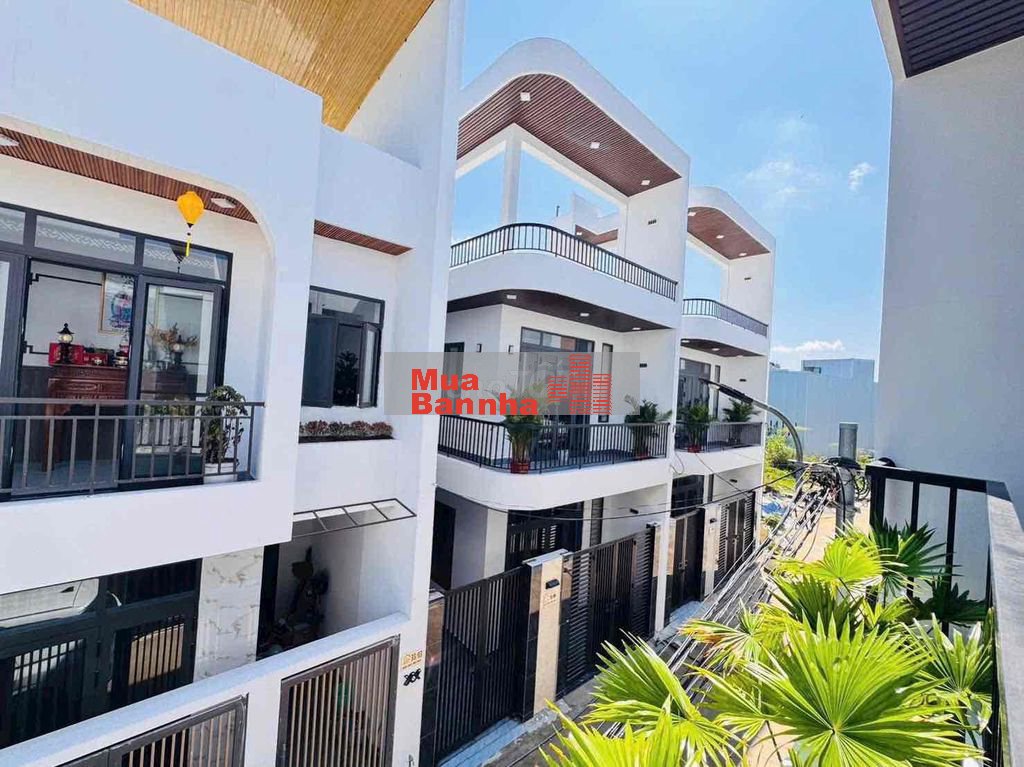 nhà kiệt oto sau bến xe