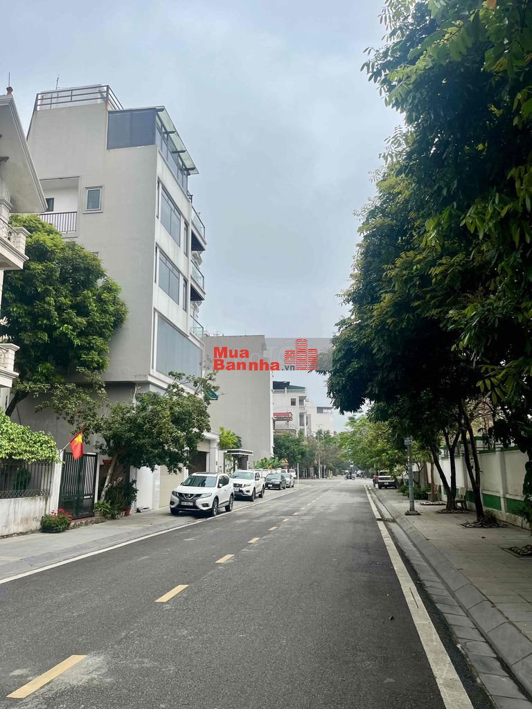 TRUNG TÂM VIỆT HƯNG - PHÂN LÔ VỈA HÈ -ĐƯỜNG TRƯỚC NHÀ 18M -AN NINH TỐT