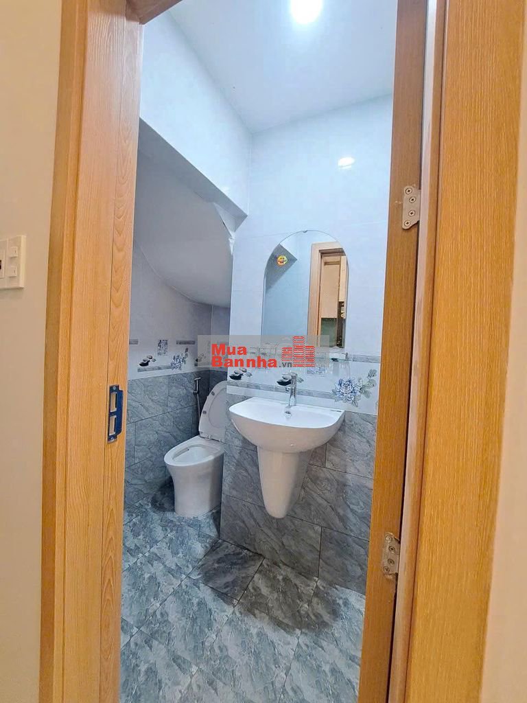 Nhà 1 trệt 1 lầu, ngay Vincom Thủ Đức, giá 5,2 tỷ, HXH.