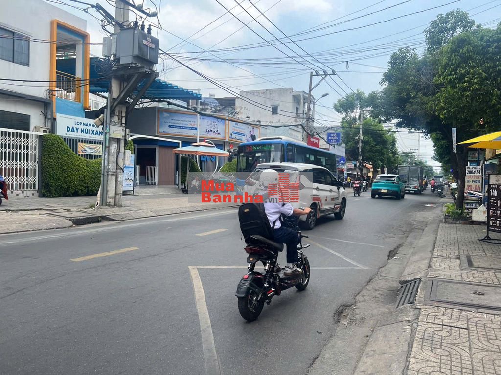 Giá tốt : Mặt tiền Đường Tân Quý ( 4,6x23m) nở hậu 4,9m.Cấp 4