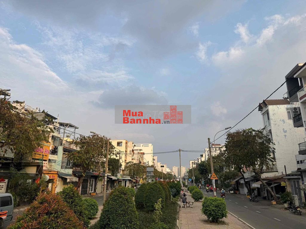 Chủ kẹt bán gấp MTNB Lê Lăng. Dt 12m x 18m. Cấp 4. Giá 24.8 tỷ