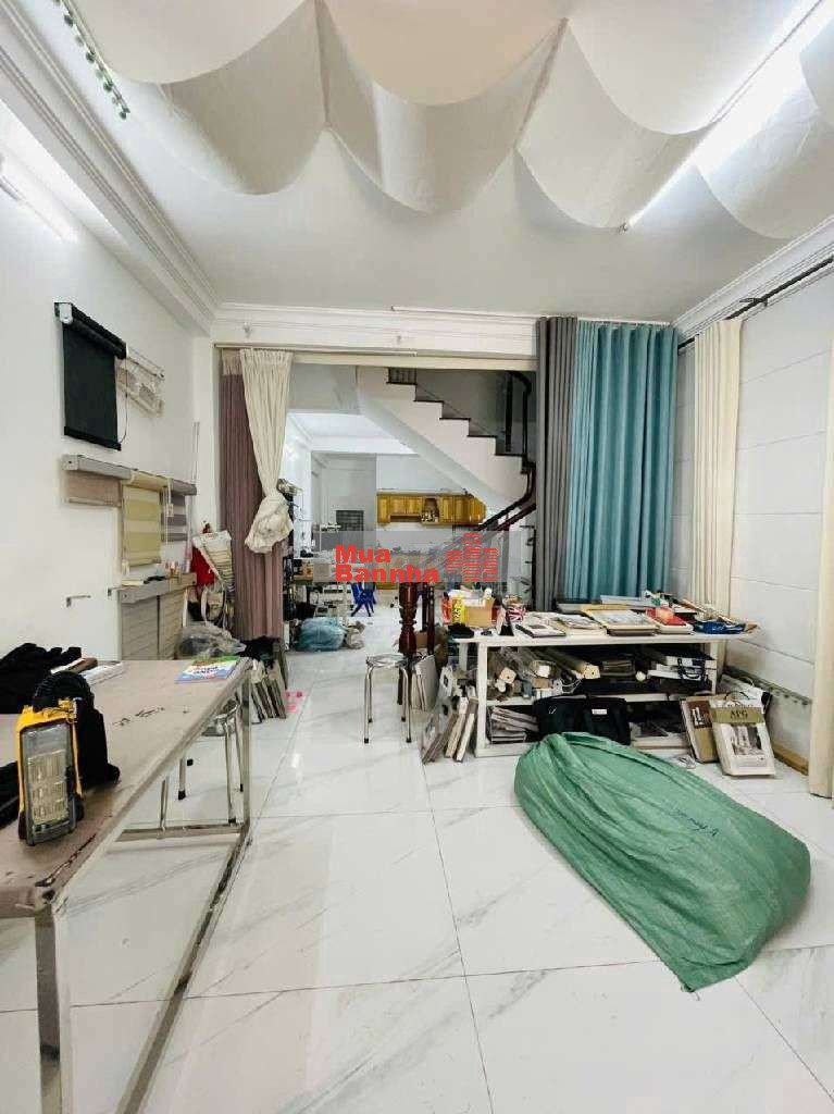 Nhà vuống vức 4x15, sẵn hd thuê 15tr, xây dựng cao tầng được, giá11tỷ5