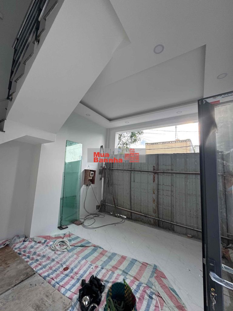 Nhà DT 4m20x12m20 .3 lầu sân thượng 4 P,5 wc Cách bến xe Q8 ,2 cây Số