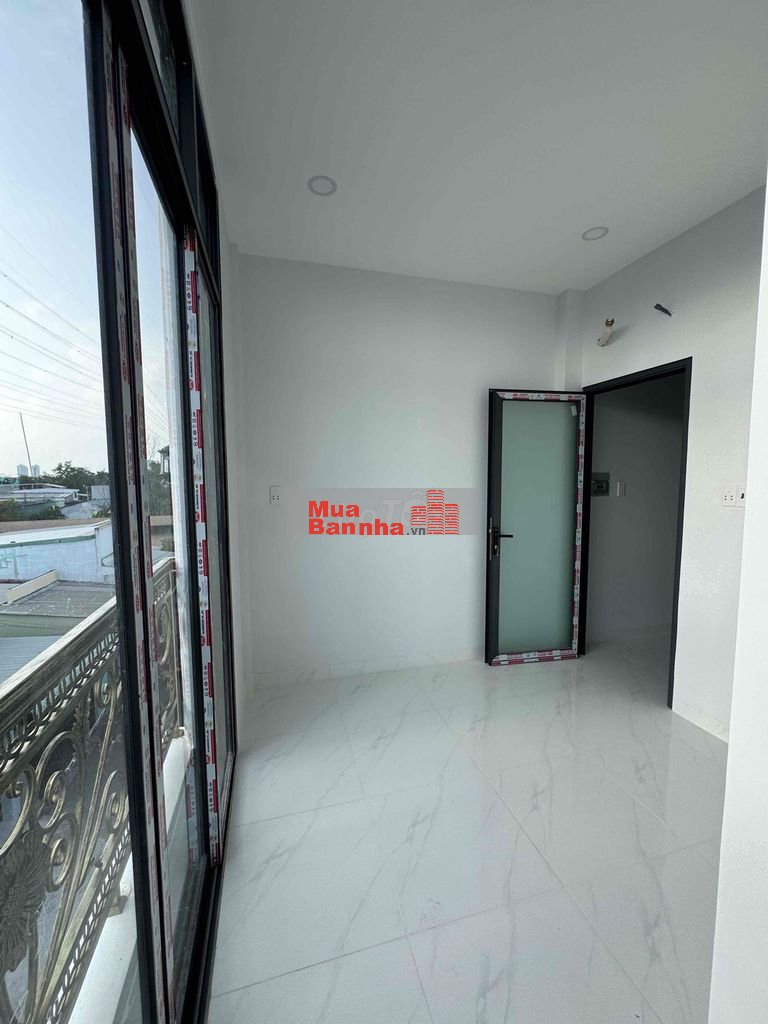 Nhà DT 4m20x12m20 .3 lầu sân thượng 4 P,5 wc Cách bến xe Q8 ,2 cây Số