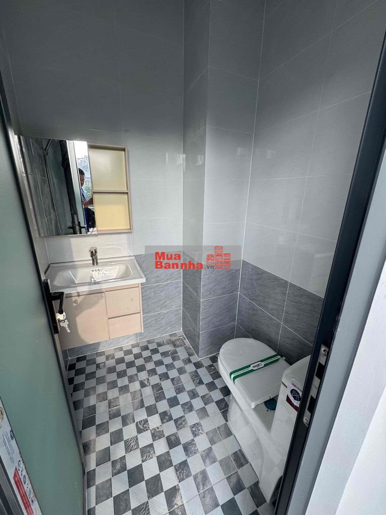 Nhà DT 4m20x12m20 .3 lầu sân thượng 4 P,5 wc Cách bến xe Q8 ,2 cây Số