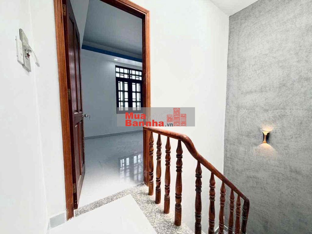 Bán nhà tx24 đúc 2 lầu sân thượng shc vi bằng