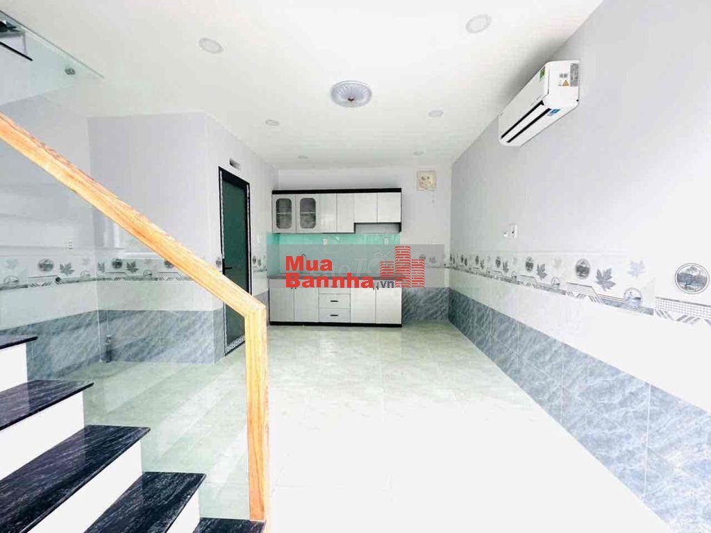 nhà xây mới có hoàn công đối diện trường đh nguyễn tất thành apđ.q12