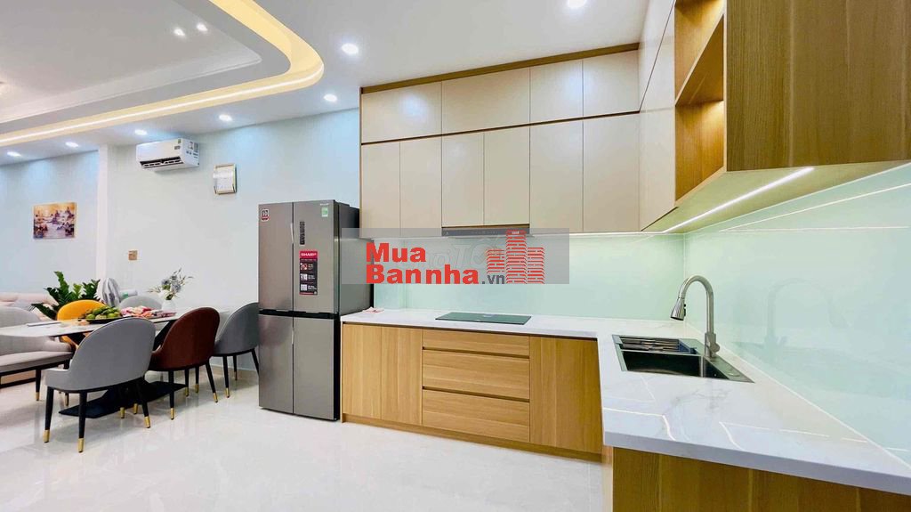 Xe Hơi ngủ trong nhà, gần ngã 3 HVH và Ng.kiệm. ĐC: 694/33/10 Nguyễn k