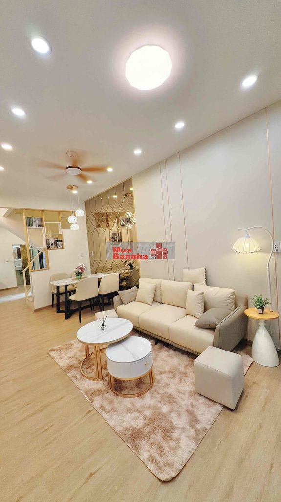 Bán nhà trung tâm q10 ( cách mặt tiền vài mét 2 cửa thoát hiểm )