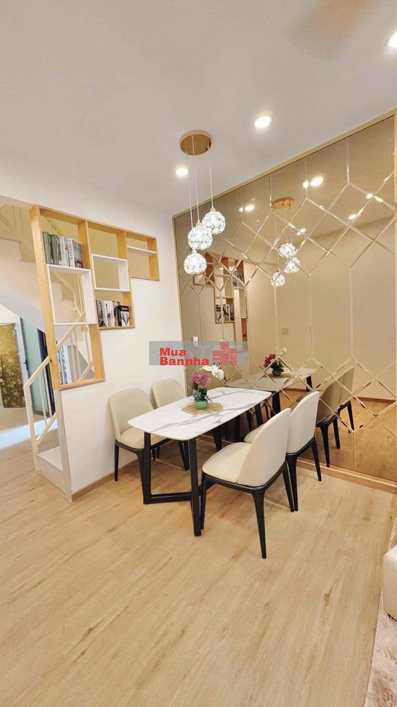 Bán nhà trung tâm q10 ( cách mặt tiền vài mét 2 cửa thoát hiểm )