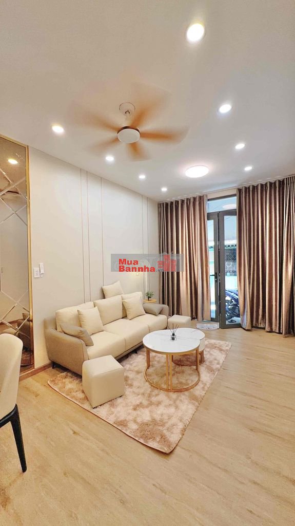 Bán nhà trung tâm q10 ( cách mặt tiền vài mét 2 cửa thoát hiểm )