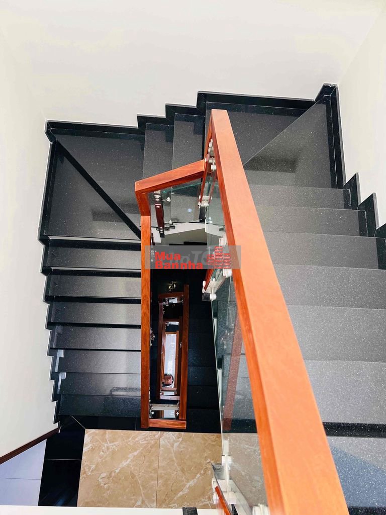Chính chủ bán nhà 61m2, đường 12m, 4 tầng ở HT13, Quận 12