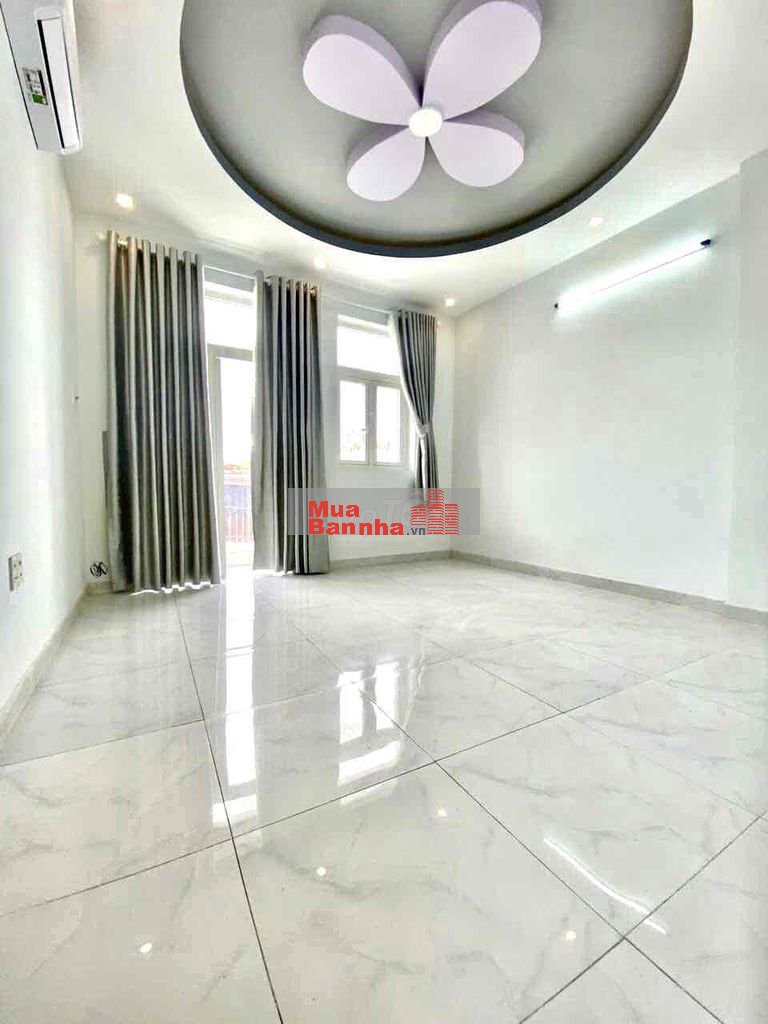 nhà bán 4m x 9m. 2 lầu 🚗 đường Phú định F16.Q8